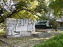Руски танк Т-34 и паметник на Руската армия